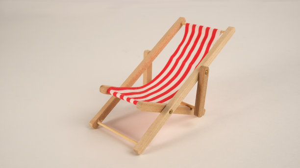 带有红色条纹的休闲躺椅，用于放松。图片下载