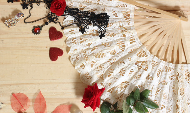 古董珠宝和花边与古董硬币在木制背景图片下载