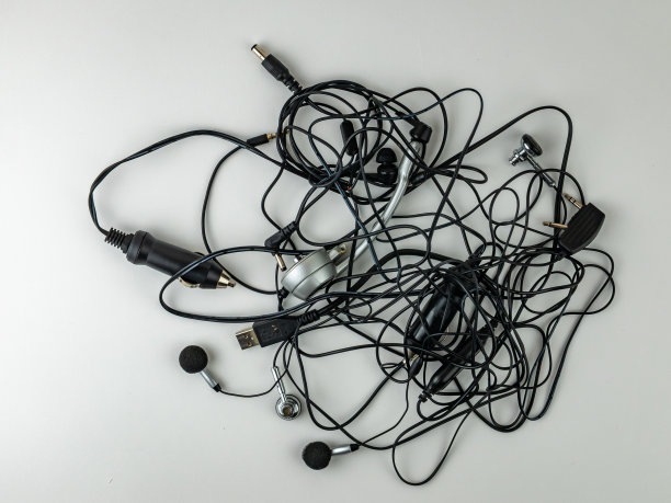 计算机和其他电子设备的各种连接器和插座的电缆组特写。图片下载