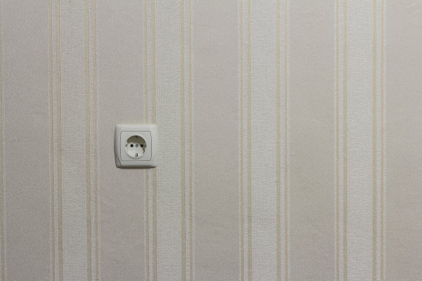 白色的插座在白色的墙上图片下载