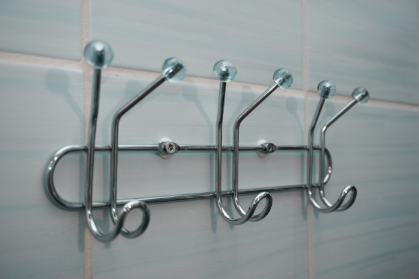 手巾架,浴室。蓝色瓷砖的近景。毛巾持有者。图片下载