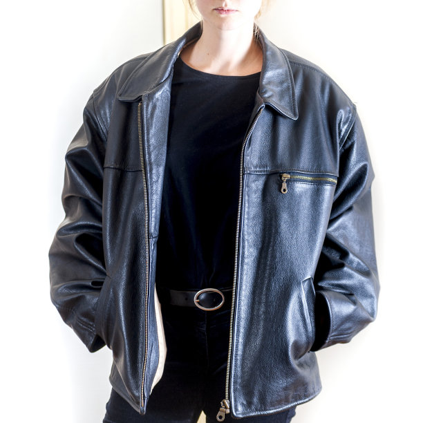 一幅没有面孔的肖像，是一位穿着黑色超大皮夹克的美丽年轻女子图片下载