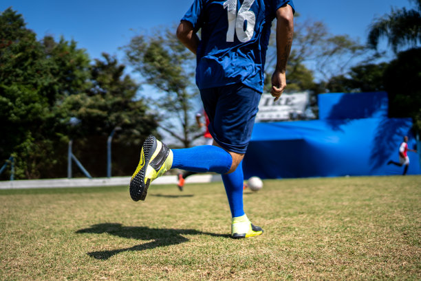 足球比赛中的足球运动员图片下载