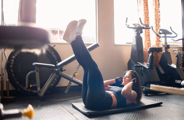 在健身房做仰卧起坐的女人图片下载