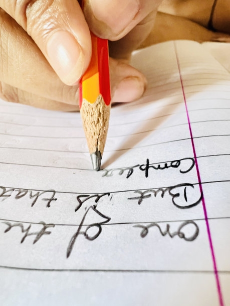 铅笔在纸上图片下载