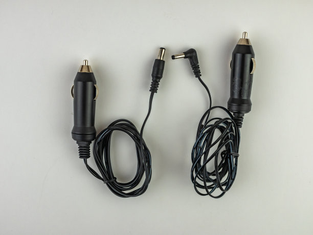 汽车点烟器为电子设备充电的适配器转换器。图片下载