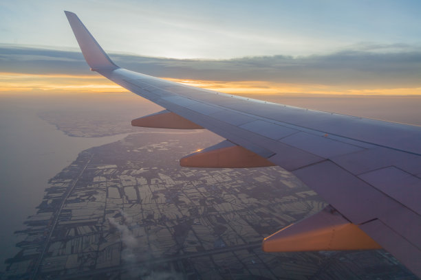 多云看天空飞机，从飞机窗口看图片下载