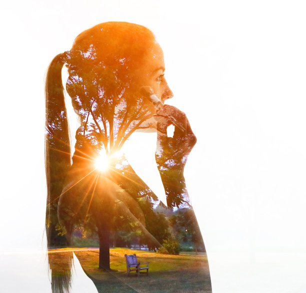 一名年轻女子化妆时的多次曝光图片下载