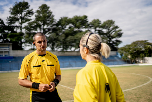 裁判员在比赛前在场上交谈图片下载