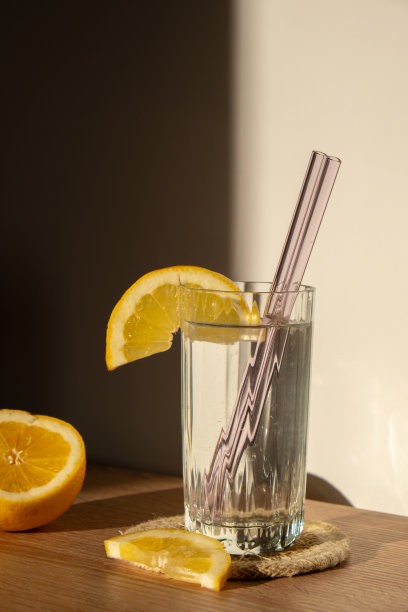 一杯新鲜柠檬汁与可重复使用的玻璃吸管排毒冷汤力水阳光柠檬片低浪费的生活方式环保饮用吸管图片下载