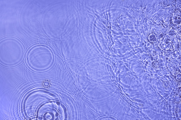 透明的紫色清澈平静的水面纹理图片下载