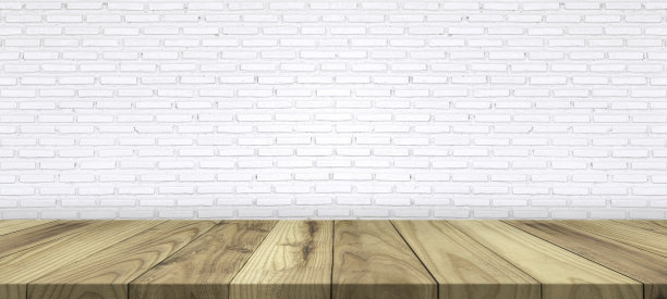 木制桌面在白色砖墙背景上，全景横幅可用于展示或蒙太奇您的产品。图片下载