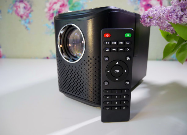 用于观看电影和电视剧的放映机。图片下载