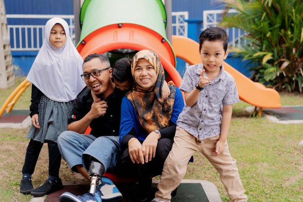 马来西亚穆斯林家庭在儿童乐园拍摄有趣的照片图片下载