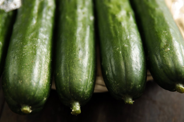 桌子上有很多蔬菜黄瓜图片下载