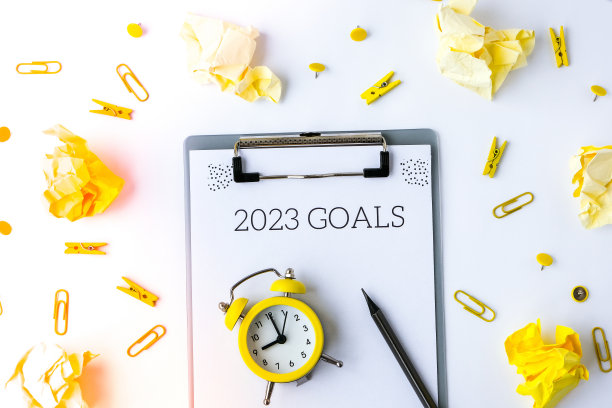 2023年的目标。黄色的皱巴巴的纸。办公用品。规划概念。副本的空间。平的。前视图。怀疑的概念。图片下载