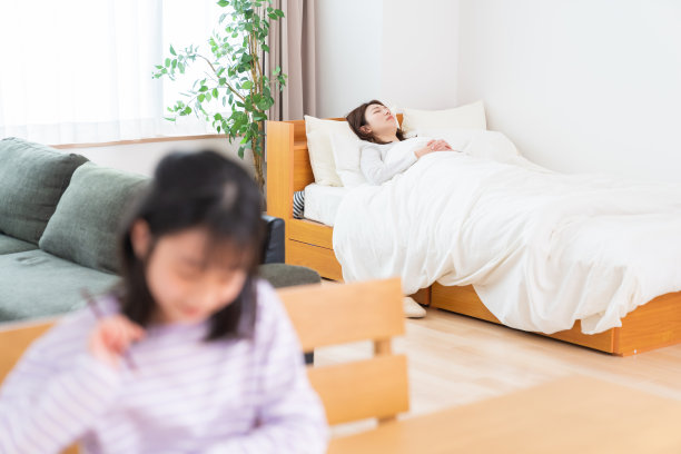 迷人的亚洲女人睡觉，女孩学习图片下载