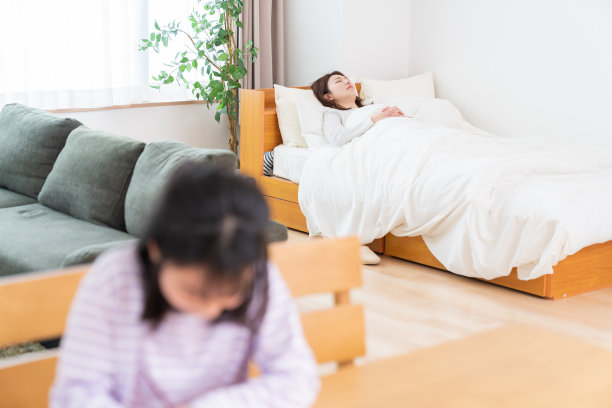 迷人的亚洲女人睡觉，女孩学习图片下载