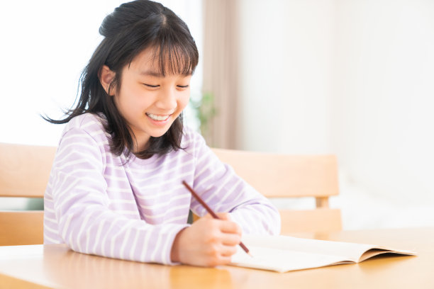 学习的亚洲女孩图片下载