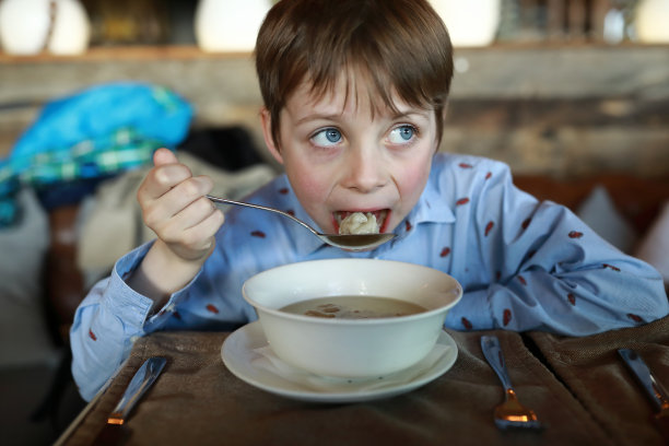 孩子吃汤圆图片下载