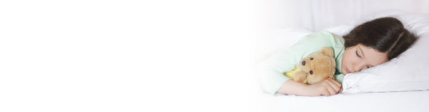 悲伤的女孩和一个玩具熊躺在床上。复制文本空间图片下载