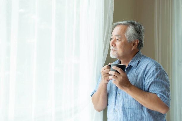 老年男性，老人早上喝咖啡感到快乐，在他的家里享受时光的室内背景——生活方式老年人的幸福理念图片下载