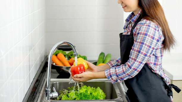生活方式美丽的亚洲健康女孩填快乐，在厨房水槽里洗菜图片下载