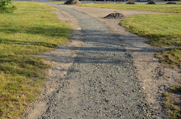 建设一条打谷碎石人行道，安装一条钢带作为路沿。在它们之间有一种砾石混合物，用选择板压实。适用于花园图片下载
