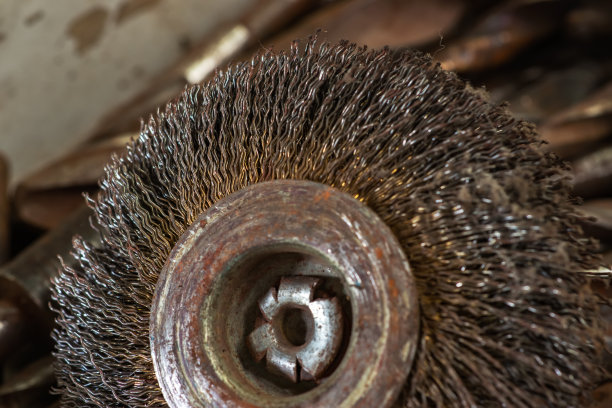 钻头用钢刷清除旧金属板上的锈图片下载