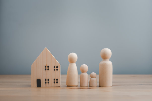 木制娃娃家庭笑脸，家庭家园，收养寄养，无家可归的支持，家庭心理健康，家庭暴力，社交距离图片下载