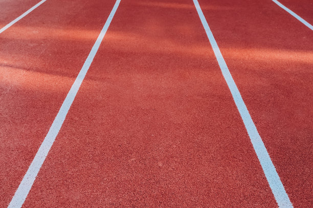 自行车跑步机，白色分隔条，沥青纹理。竞争的概念图片下载