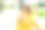 美丽时髦的女人在夏日的公园里散步，拿着手机。电话沟通。城市生活方式的概念。旅行者图片下载