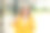 戴着墨镜的漂亮年轻女子在户外喝新鲜果汁。红发女孩走在公园里，拿着一瓶新鲜的冰沙在一个温暖的阳光明媚的日子。多维生素果汁瓶模型图片下载
