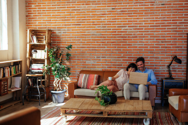 在家里放松的中年夫妇图片下载