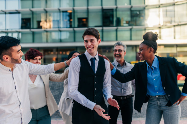 多样化的商业人士激励年轻的同事图片下载