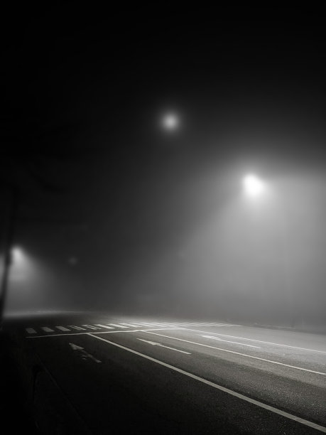 午夜一个安静的十字路口图片下载