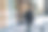 穿着黑色外套的商人走在街上图片下载