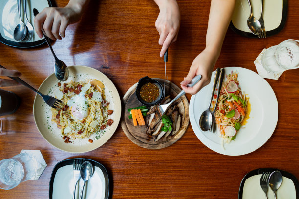 更多的食物在木制背景与俯视图。图片下载