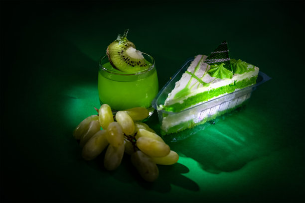 甜点。糕点，芒果饮料，黑底绿葡萄。明亮。宏。近距离图片下载