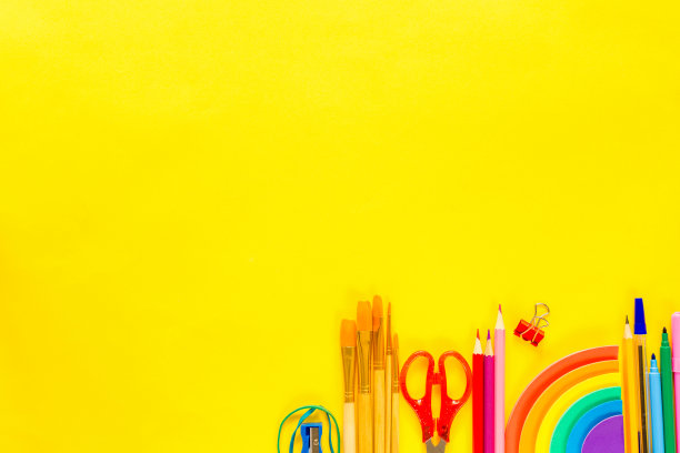 回到学校背景。黄色背景的彩色学校和办公用品。副本的空间。平躺图片下载