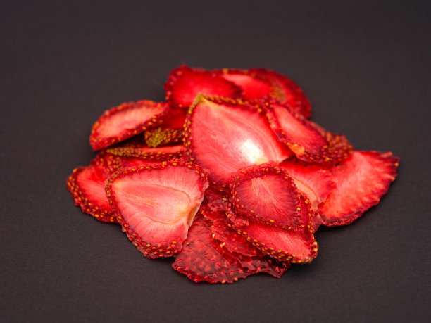 黑色背景上的干草莓片图片下载