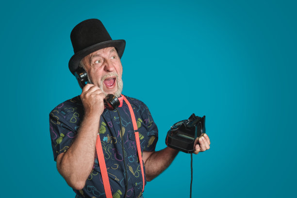 一个感情用事的男人在打电话。对服务不满图片下载