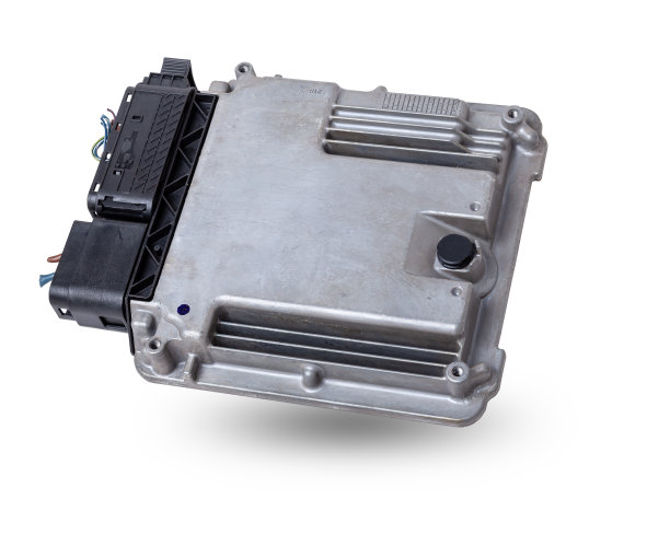 白色隔离背景上带有金属元素的塑料汽车发动机控制单元是各种子系统、单元和组件的连接中心。监控当下的状态。备件。图片下载