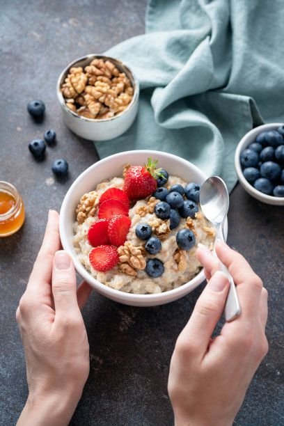 早餐燕麦粥配浆果水果和坚果图片下载