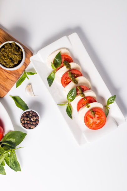 特写照片的卡普里沙拉与成熟的西红柿，罗勒，水牛马苏里拉奶酪。意大利和地中海的食物概念。新鲜健康的有机餐。起动器和开胃菜。图片下载