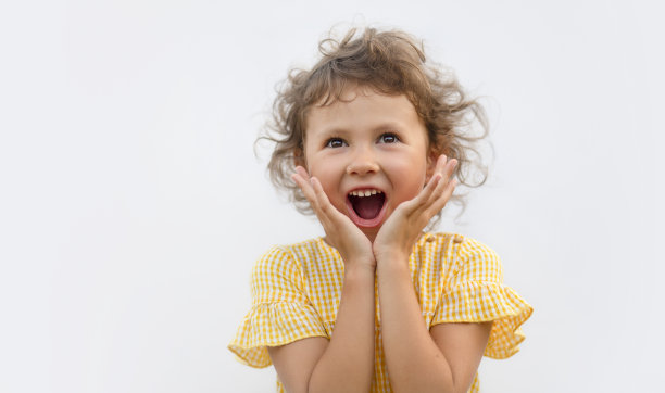 白色背景上一个惊讶的女孩的肖像图片下载