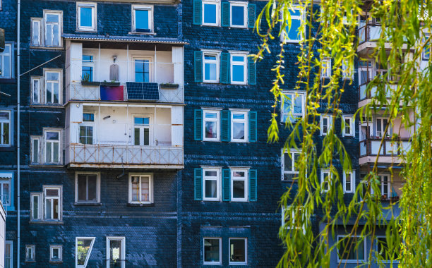 阳台上的太阳能发电厂，为家庭提供绿色能源，拯救地球图片下载