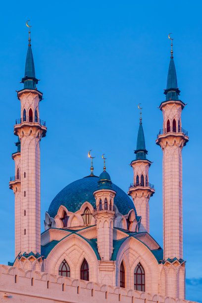 傍晚，在俄罗斯喀山的库尔沙里夫清真寺，夕阳在黄昏的天空中发出粉红色的光芒图片下载