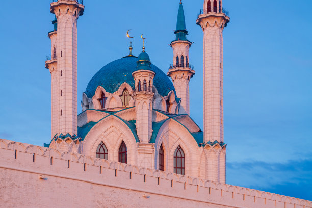 傍晚，在俄罗斯喀山的库尔沙里夫清真寺，夕阳在黄昏的天空中发出粉红色的光芒图片下载