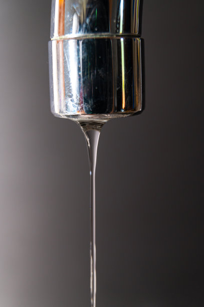 水流出来的水龙头。图片下载